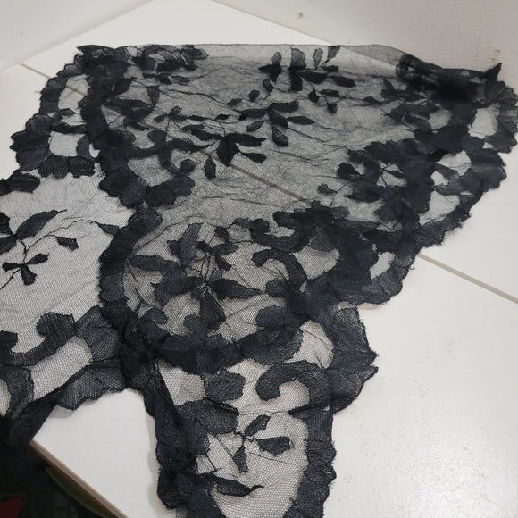 Vintage Triangular Lace Head Covering -Scalloped edge - Picture 2 of 2